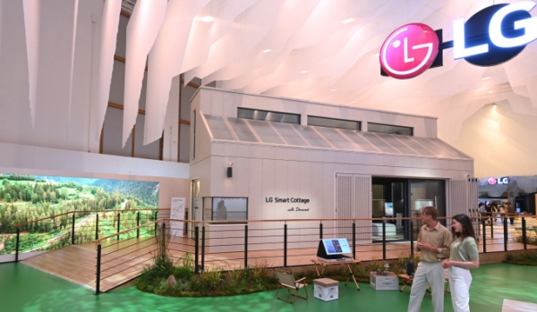 'IFA 2023' 전시가 열리는 독일 메세 베를린 내 LG전자 전시관 'LG 지속가능한 마을(LG Sustainable Village)' 입구에서 모델들이 에너지 및 냉난방공조 시스템, 차별화된 프리미엄 가전을 갖춘 소형 모듈러 주택 'LG 스마트코티지'를 소개하고 있다. 사진=LG전자