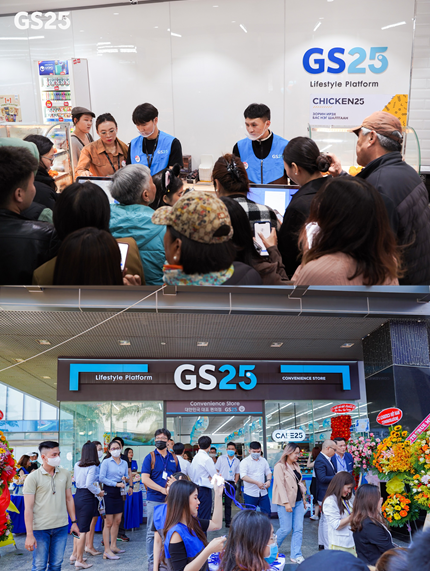 몽골 GS25에서 현지인들이 상품을 구매하기 위해 줄을 서 있다(사진 위). 베트남 현지인들이 GS25를 살펴보기 위해 모여 있다(사진 아래).  사진=GS리테일