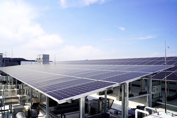 풀무원은 전국의 제조 사업장과 물류센터에 단기적으로는 태양광 발전, 중장기적으로는 수소 에너지를 활용할 계획이다. 풀무원기술원 옥상에 태양광 설비가 설치돼 있다.