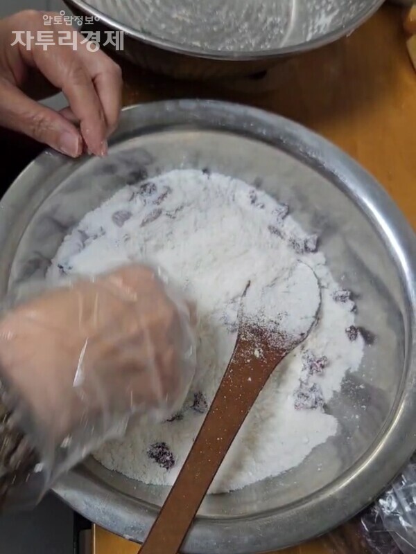 손과 주걱을 이용해 골고루 찹쌀가루와 섞는다.